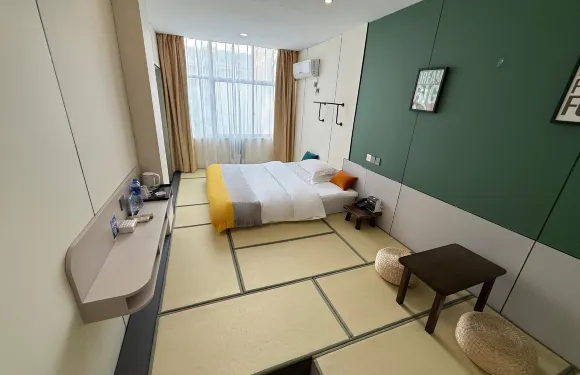 界首七彩創意酒店