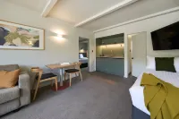 The Elmwood Motel Hotel a 