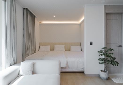 부산역 마란트 레지던스 호텔의 세련된 객실 내부