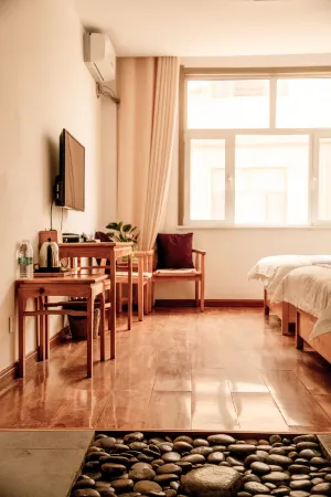 Caihong Tribe Hotel (Qicai Danxia Scenic Area) Отели в г. Линьцзэ