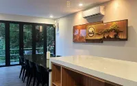 The Luxurious 231, Lake House Villa Hôtels à : Pegoh