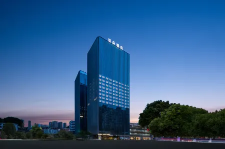 Liupanshui Railway Station Renmin Road Atour Hotel Отели рядом с достопримечательностью «Liu Pan Shui Zoo»