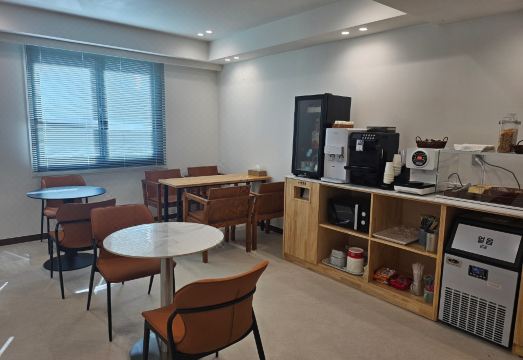 깔끔하게 정돈된 호텔 객실 내부