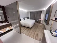 yasitejiudian（baisetianlinqichezongzhandian） Hotels near Sanbao Temple