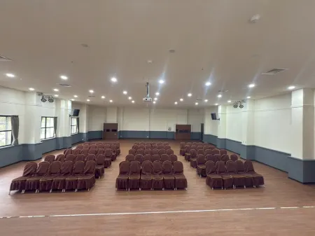 CHUANFU SHIMEN HOTEL Отели рядом с достопримечательностью «Longtan Tourist Pond»