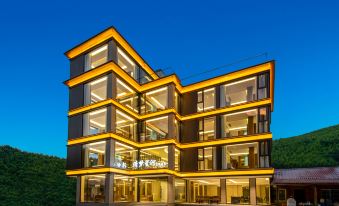 Qingmeng Xinghe Resort Hotel。