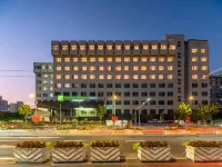 Holiday Inn Express Shanghai Changyang Road by IHG Hotel in zona Shanghai Electric Power Technology and Management College