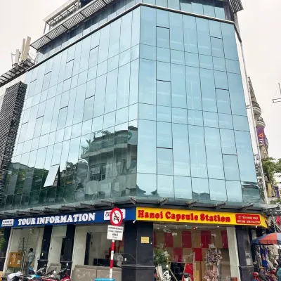 HANOI CAPSULE STATION HOSTEL Отели рядом с достопримечательностью «Старый мост Лонгбьен»
