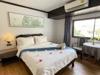 Thapae Place Hotel Отели рядом с достопримечательностью «Мост Наварат»