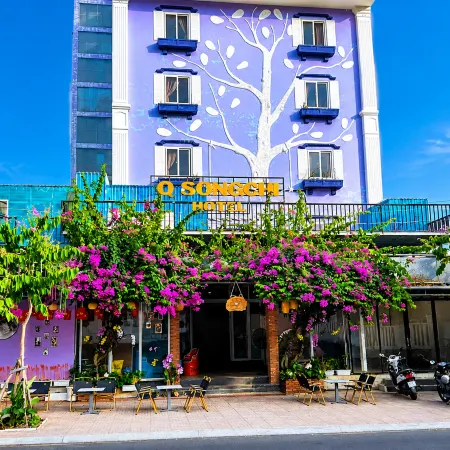 Q SONG CHI CON DAO HOTEL Отели рядом с достопримечательностью «Пляж Анхай»