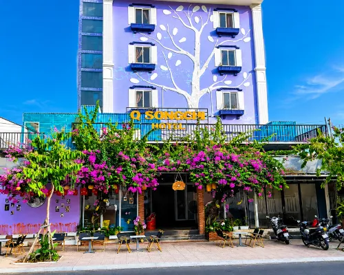 Q SONG CHI CON DAO HOTEL Hotels near Dat Doc Beach