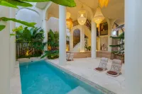 Djati Retreat & Yoga Lounge by Pertama Stay - مسبح خاص