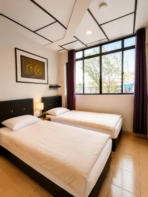 Pine Lodge BY EVR Previously YSS indrawasih - parking