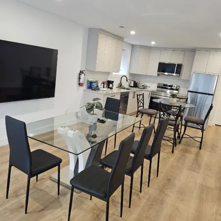Brand New Spacious 2BR & Large Den Bright Suite, Laundry, 75" TV, Dishwasher, 4min to Bus Shops