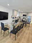Brand New Spacious 2BR & Large Den Bright Suite, Laundry, 75" TV, Dishwasher, 4min to Bus Shops - 停車場