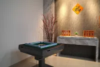 Private Pool Villa, 4BR Sleeps 18, Near Batu Pahat Mall - Pet friendly