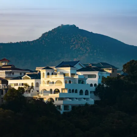 Miyue · Shenzhen Blue and White Saint Island Cliff Hot Tub Boutique Stay