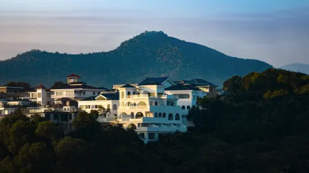 Miyue · Shenzhen Blue and White Saint Island Cliff Hot Tub Boutique Stay Отели рядом с достопримечательностью «Dapeng Ancient City»