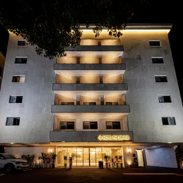Hotel the Grang Seogwipo Отели рядом с достопримечательностью «Водопад Вонан»