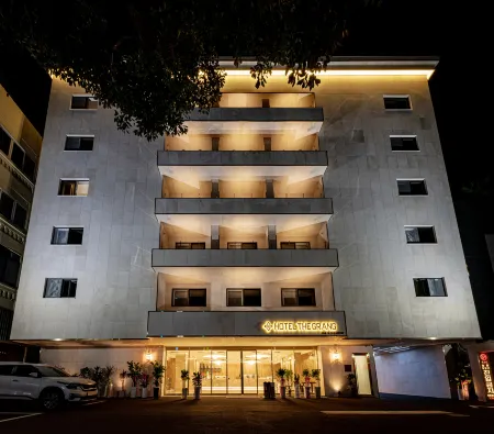 Hotel the Grang Seogwipo Отели рядом с достопримечательностью «Soesokkak Estuary»