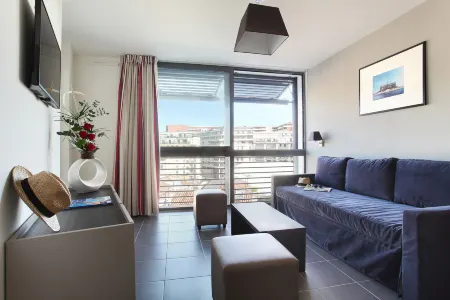 Appart Hotel Odalys City Marseille Prado Отели рядом с достопримечательностью «Randonnées théâtrales Marcel Pagnol Cie Dans la cour des Grands»