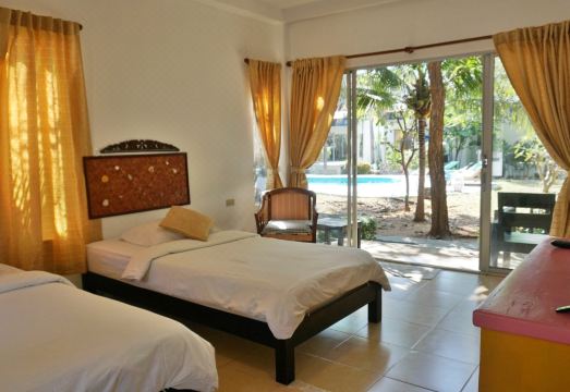 칼라모나 시뷰의 야외 수영장과 정원