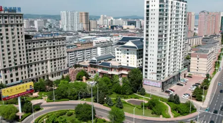 Changbaisong Hotel Отели рядом с достопримечательностью «College Town Wanghong Wall»