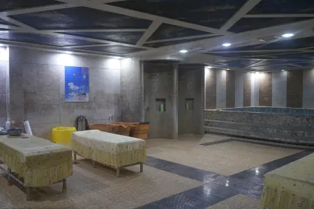 Chicheng Hongyuan Business Club (Chicheng Bus Station)