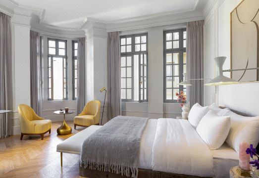 더 돌리 앳 아크로폴리스, 호텔 투 리브