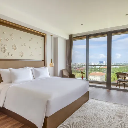 Koi Resort & Residence Da Nang Отели рядом с достопримечательностью «Пляж Нонуок»