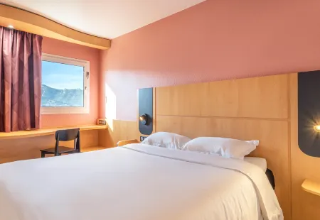 B&B Hotel Marseille la Valentine Porte d'Aubagne Отели рядом с достопримечательностью «Eglise Sainte-Rita de Marseille»