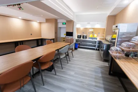 Jingxu Design Hotel (Beijing Chang'an Avenue Shang'an Metro Station Branch) Отели рядом с достопримечательностью «Nangong Parrot Park»