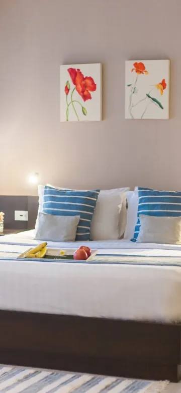 ทอแสง สูท