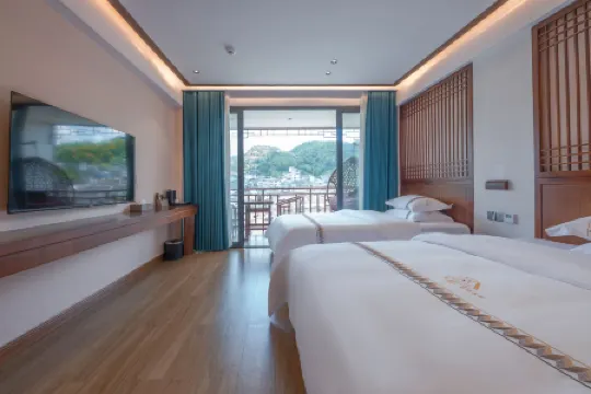 Phoenix Yuanshe Riverview Homestay (Phoenix Scenic Area Nanhua Branch) Отели рядом с достопримечательностью «Temple of the Queen of Heaven»