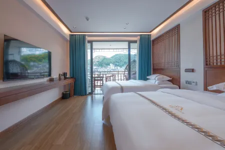Phoenix Yuanshe Riverview Homestay (Phoenix Scenic Area Nanhua Branch) Отели рядом с достопримечательностью «Xiong Xiling Former Residence»