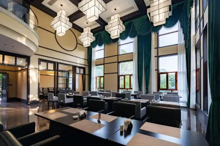 Hubei Natural Mountain Logde Resort Hotel. Отели рядом с достопримечательностью «Changsheng Street»