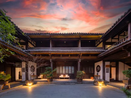Sedona Sanhe Hall (Lijiang Ancient City Waterwheel Store)