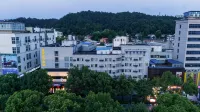 Shiyan Jiahua Holiday Hotel (Wuyan Shopping Mall People's Hospital Branch) - Bjergudsigt