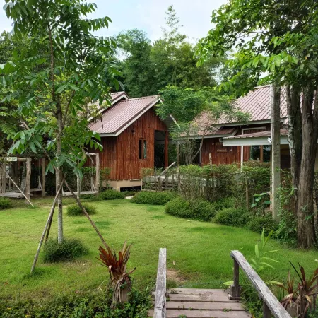 Teak@Teak Отели рядом с достопримечательностью «Wat Walukaram»