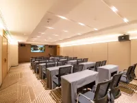 Homeinn Plus Hotel (Ulanhot Hezhan Middle School) فنادق في أولانوت