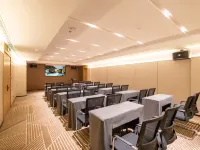 Homeinn Plus Hotel (Ulanhot Hezhan Middle School)