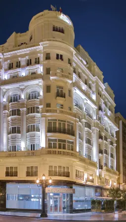 Melia Plaza Отели рядом с достопримечательностью «Font de la Plaça de l'Ajuntament»