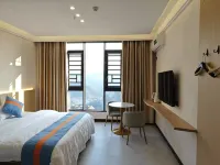 Qianxun Yunsu Homestay (Qianhu Miao Village West Gate Tourist Service Center)