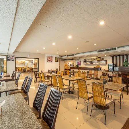Royal Peninsula Hotel Chiangmai Отели рядом с достопримечательностью «Ворота Чанг Пуак»