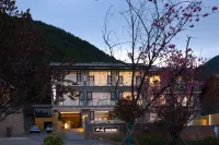 Lugu Lake Shanyu Lake View Resort Hotel (Daluoshui Branch) Отели рядом с достопримечательностью «Дерево любовников»