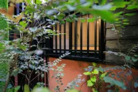 เรด เฮาส์ แอนด์ โอลด์ เลน-เฉิงกง อินน์