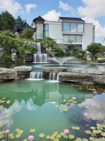 Xiandai Holiday Hotel Отели рядом с достопримечательностью «Sanyintan (The Three Hidden Pools)»