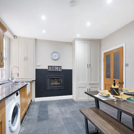 4BD/3Bath/2Car Drive/Garden/Games room/Nr Hospital