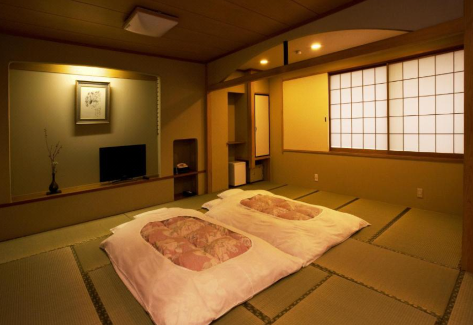 교토 료칸 히라신의 고즈넉한 다다미 객실 내부