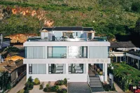 Moonlight by the Sea • Erhai Lake | AWAKENING • SOULM Sunset Seaview Design Hotel (Xiao Putuo) Hotel in zona Luwo Mountain Relic Site